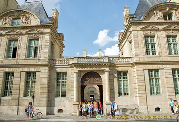 Entrance to the Hôtel de Sully
